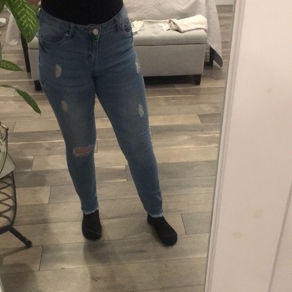 Mid rise ripped jeans that are very comfortable - Picture 2 of 4